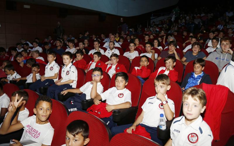 En un teatro Ortega abarrotado de chavales, el exseleccionador nacional impartió la conferencia 'Los Valores del deporte' 