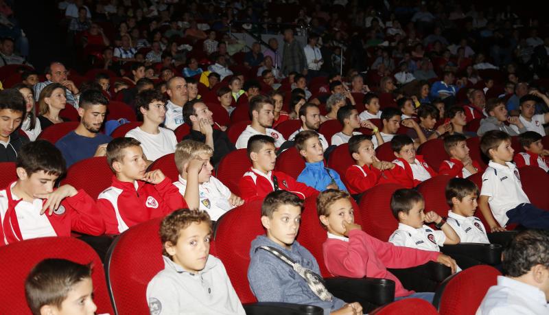 En un teatro Ortega abarrotado de chavales, el exseleccionador nacional impartió la conferencia 'Los Valores del deporte' 