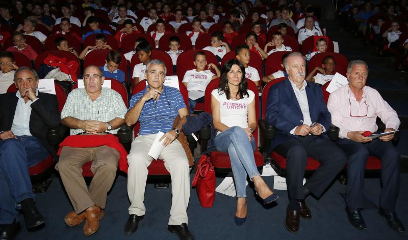 En un teatro Ortega abarrotado de chavales, el exseleccionador nacional impartió la conferencia 'Los Valores del deporte' 