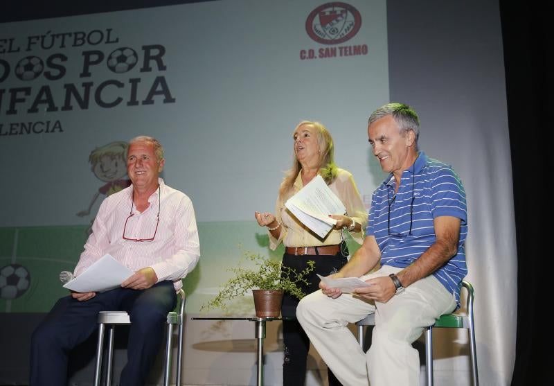 En un teatro Ortega abarrotado de chavales, el exseleccionador nacional impartió la conferencia 'Los Valores del deporte' 