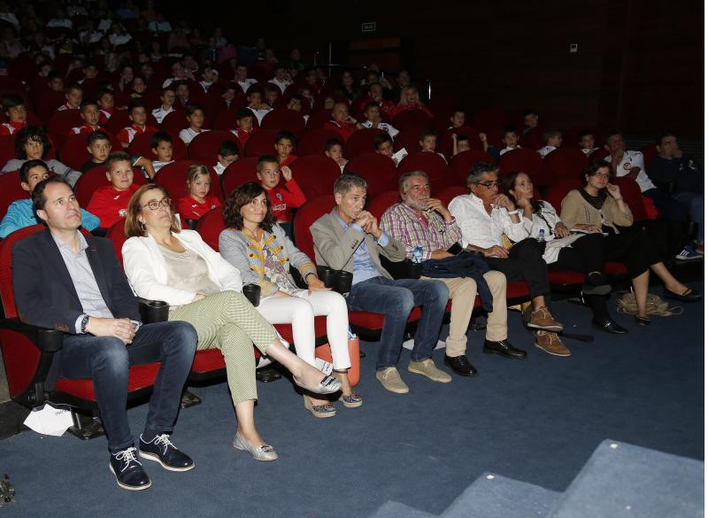 En un teatro Ortega abarrotado de chavales, el exseleccionador nacional impartió la conferencia 'Los Valores del deporte' 