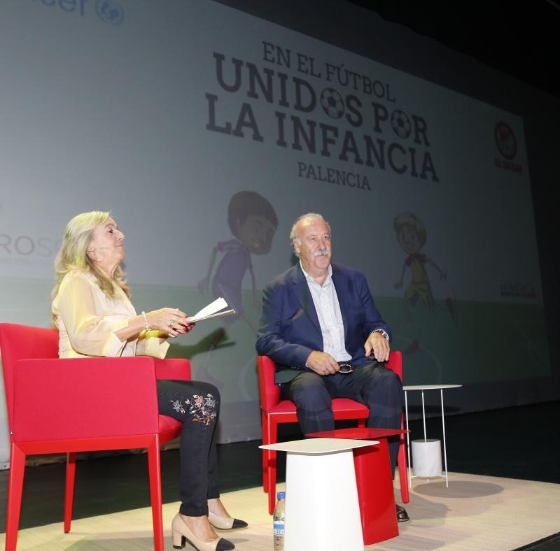 En un teatro Ortega abarrotado de chavales, el exseleccionador nacional impartió la conferencia 'Los Valores del deporte' 