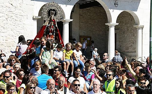 Procesión con la imagen de la Virgen del Henar. 