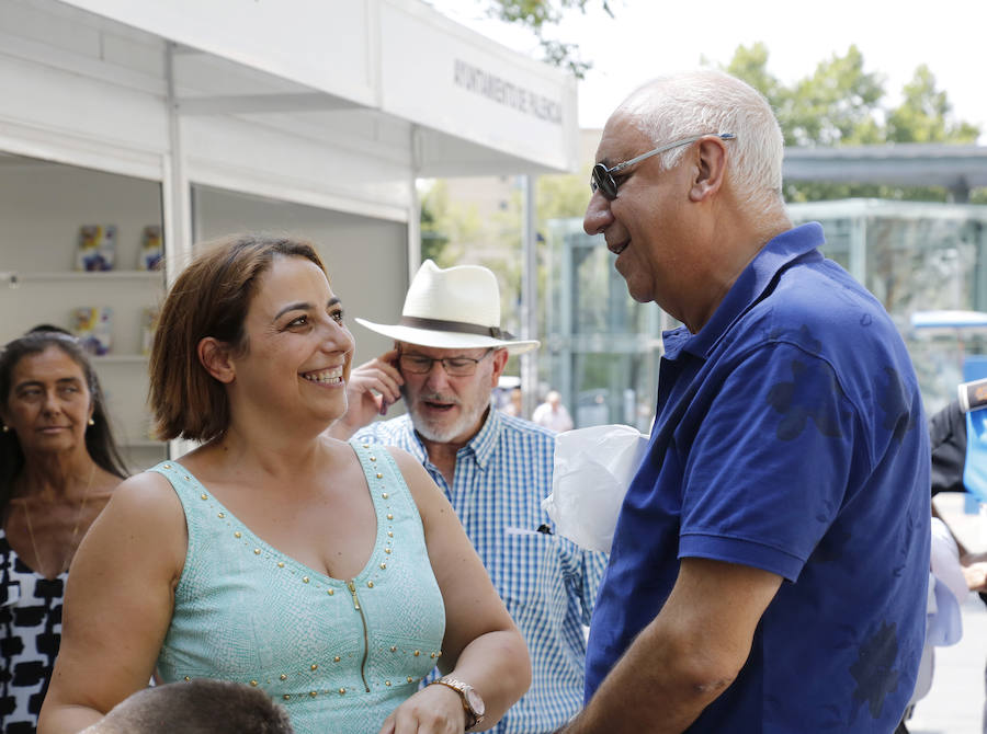 Miriam Andrés y Agustín Martínez conversan en la Feria del Libro. 