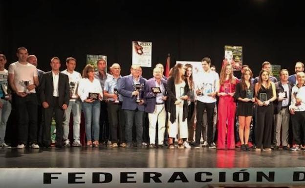 Foto de familia de parte de los premiados en la Gala Regional de la Pelota. 