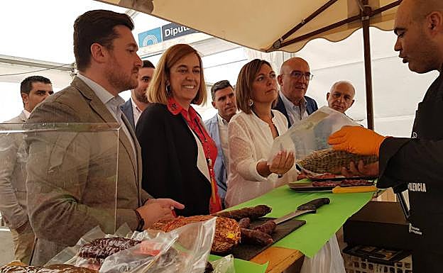 La presidenta de la Diputación de Palencia y la consejera de Agricultura, en la feria de Mayorga. 