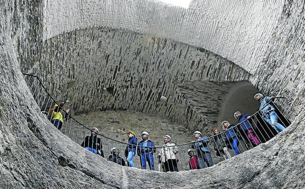 Un grupo de personas en el interior del pozo. 