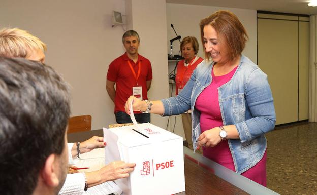 Imagen principal - Miriam Andrés y Heliodoro Gallego votan, mientras Agustín Martínez conversa con la apoderada de su candidatura Patricia Donis tras depositar su papeleta.