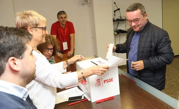 José María Crespo se dispone a votar en las primarias del PSOE de Palencia.