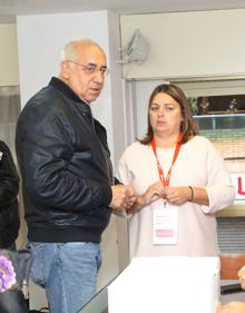 Imagen secundaria 2 - Miriam Andrés y Heliodoro Gallego votan, mientras Agustín Martínez conversa con la apoderada de su candidatura Patricia Donis tras depositar su papeleta.