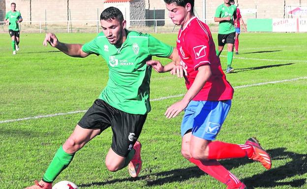 El jugador del Villamuriel se escapa de la presión del futbolista del Raudense. 