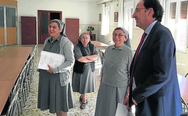 El alcalde, con las religiosas de María Inmaculada. 