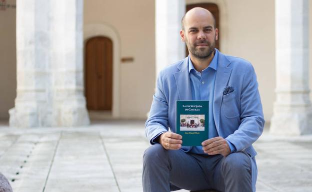 El historiador y profesor Juan Manuel Olcese posa en el Palacio de Santa Cruz con un ejemplar de su libro 'La encrucijada de Castilla'. 