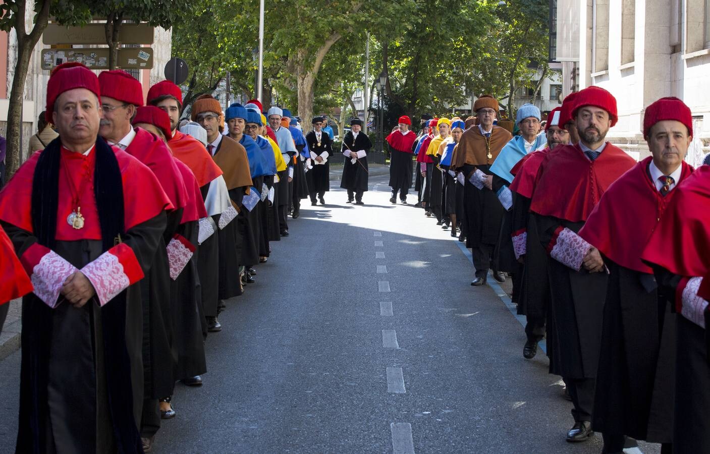 El rector, Daniel Miguel, demanda una rebaja de las tasas y una mayor dotación docente en titulaciones de nueva creación