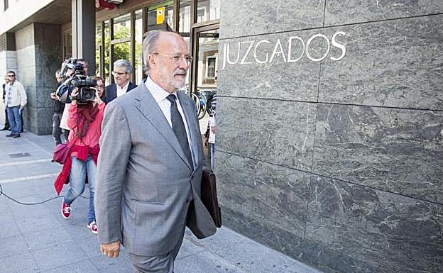 León de la Riva tras una de sus comparecencias en los juzgados. 