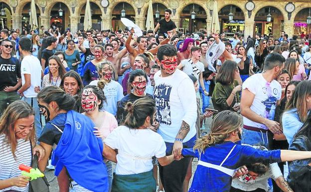 Las novatadas universitarias llenaron la Plaza Mayor de jóvenes disfrazados y con los rostros pintados durante la tarde de ayer.