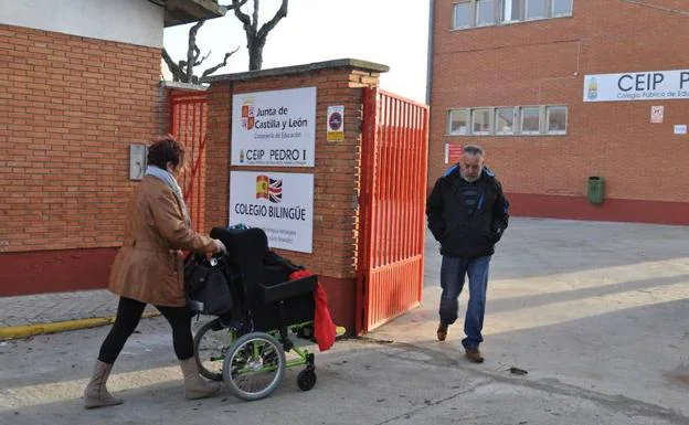 Aimar regresa al colegio público Pedro I de Tordesillas tras 16 meses en casa por carecer de enfermera en 2016 