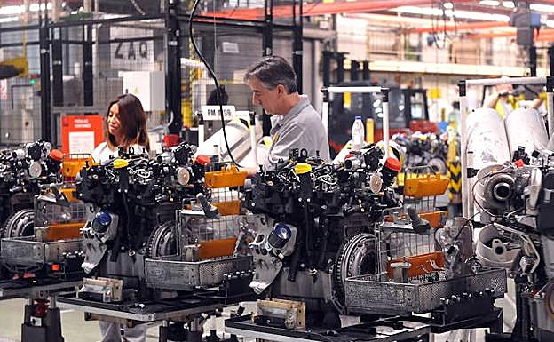 Trabajadores en la fábrica de Renault
