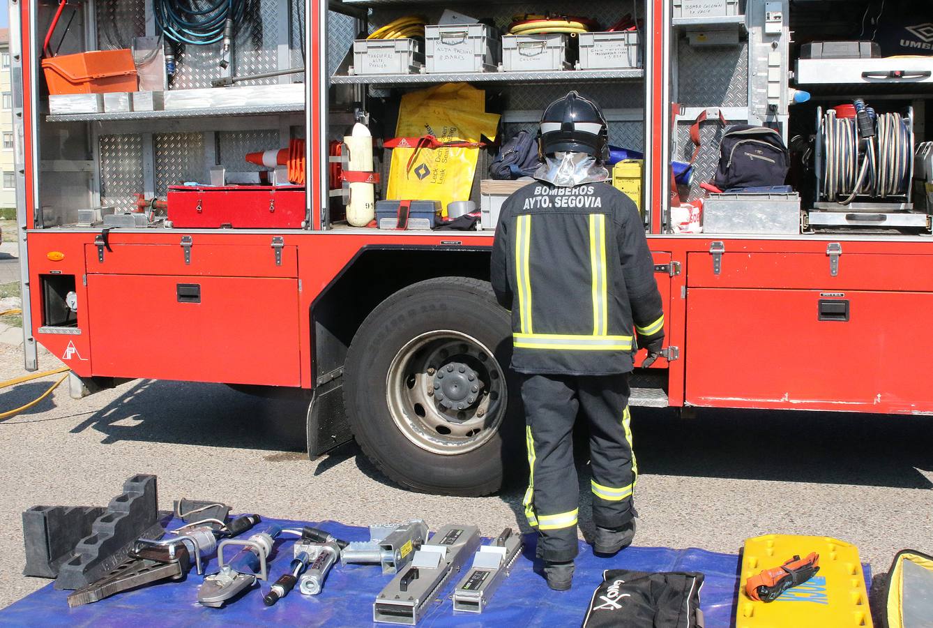 Los Bomberos inician las demostraciones de rescate de víctimas en accidentes de tráfico para ilustrar a los jóvenes sobre la necesidad de conducir con seguridad