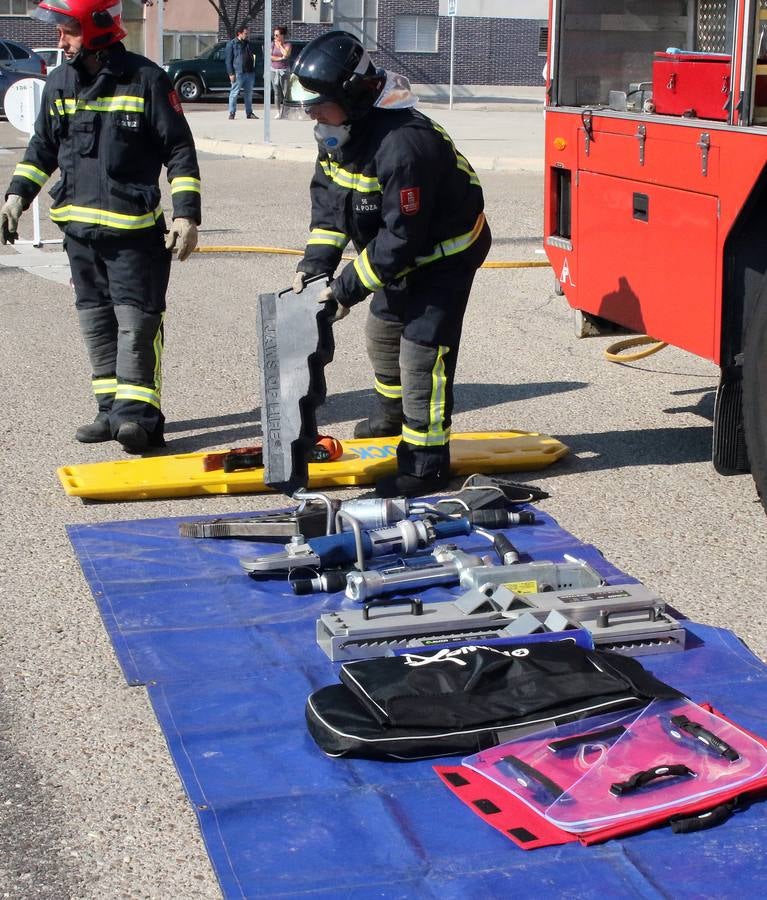 Los Bomberos inician las demostraciones de rescate de víctimas en accidentes de tráfico para ilustrar a los jóvenes sobre la necesidad de conducir con seguridad