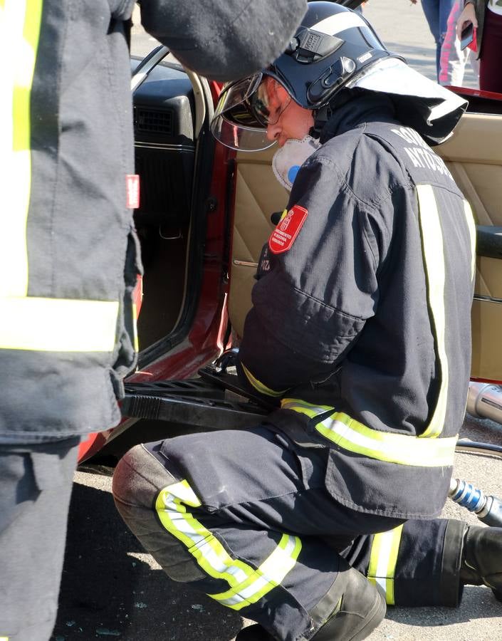 Los Bomberos inician las demostraciones de rescate de víctimas en accidentes de tráfico para ilustrar a los jóvenes sobre la necesidad de conducir con seguridad