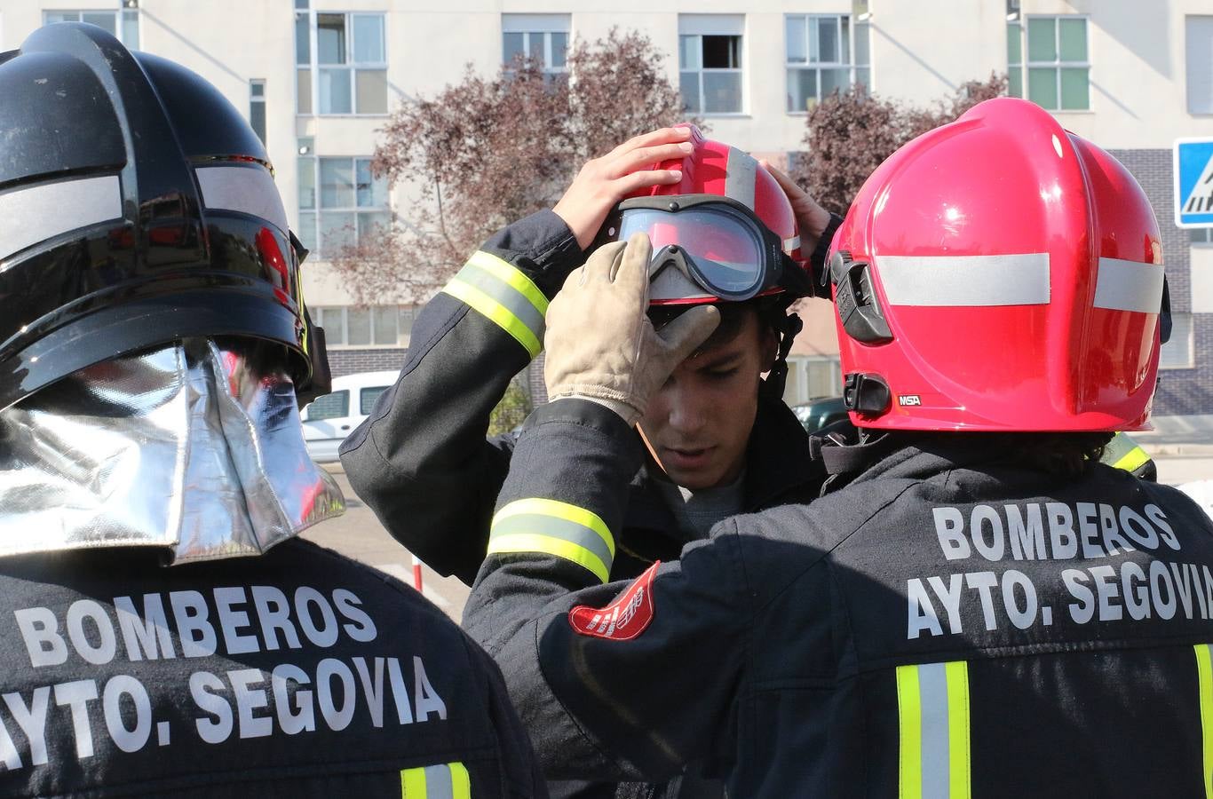 Los Bomberos inician las demostraciones de rescate de víctimas en accidentes de tráfico para ilustrar a los jóvenes sobre la necesidad de conducir con seguridad
