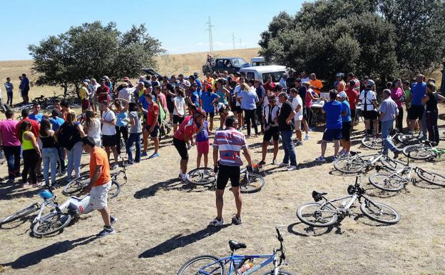 Participantes del recorrido cicloturista de Muñopedro en una edición pasada. 