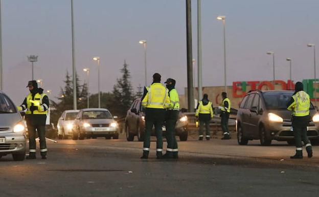 Agentes de la Guardia Civil en un ddispositivo en las carreteras salmantinas.