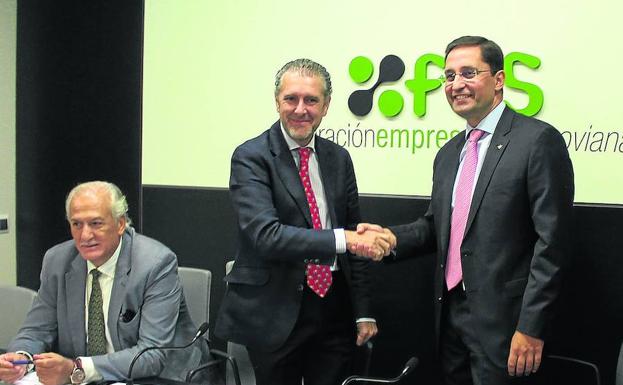 José Luis de Vicente, secretario de Fes, Andrés Ortega, presidente de la Federación, y José María Chaparro, director general de Cajaviva Caja Rural. 