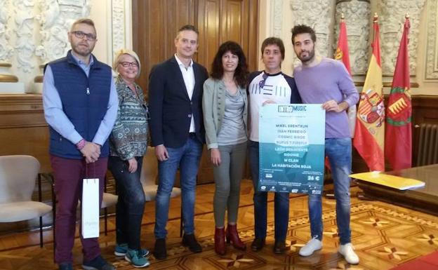 Tras la rueda de prensa de presentación del Intromusic y de izquierda a derecha, Raúl Escudero, Amelia Aguado, Jesús Marcos, Ana Redondo, Roberto Terne y Dani Martínez. 