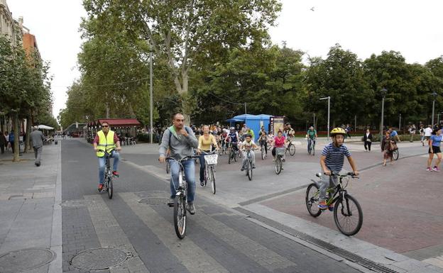 Un grupo de personas participa en actividades de la Semana de la Movilidad del pasado año.