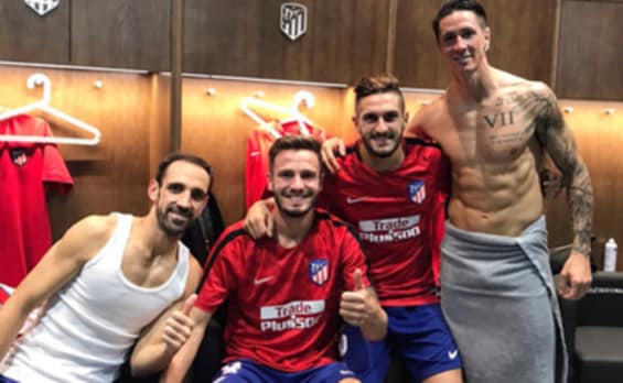 Juanfran, y su camiseta «de abuelo» y el bulto de Torres. 