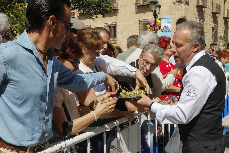 Numerosos comensales se congregaron en la degustación organizada en el marco del XLII Congreso Nacional y XVIII Internacional de la Sociedad Española de Ovinotecnia y Caprinotecnia (SEOC) al que asisten 400 expertos de toda España, Europa y Latinoamérica