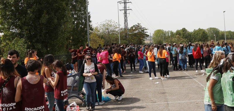 Alumnos de todas las titulaciones se han concentrado en el entorno del recinto universitario desde por la mañana para celebrar la fiesta de los novatos