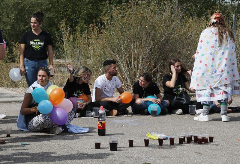 Alumnos de todas las titulaciones se han concentrado en el entorno del recinto universitario desde por la mañana para celebrar la fiesta de los novatos