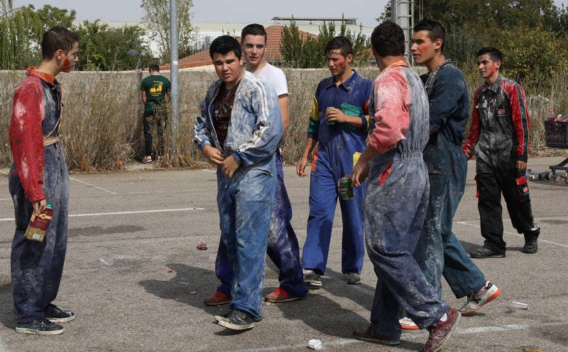 Alumnos de todas las titulaciones se han concentrado en el entorno del recinto universitario desde por la mañana para celebrar la fiesta de los novatos