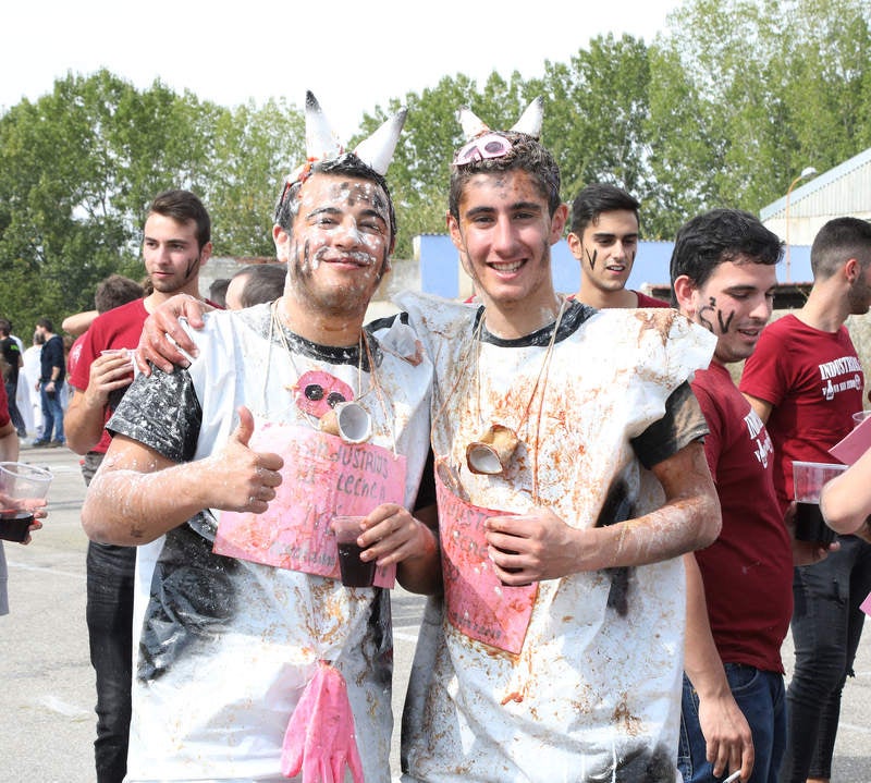Alumnos de todas las titulaciones se han concentrado en el entorno del recinto universitario desde por la mañana para celebrar la fiesta de los novatos