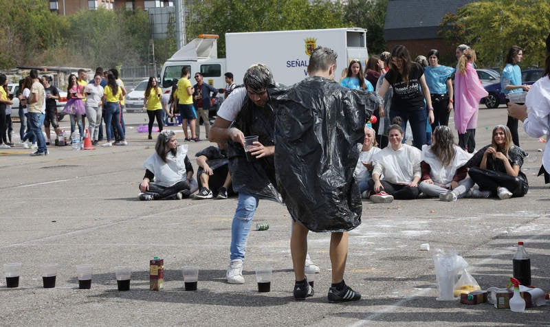 Alumnos de todas las titulaciones se han concentrado en el entorno del recinto universitario desde por la mañana para celebrar la fiesta de los novatos
