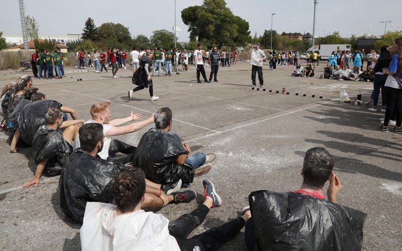 Alumnos de todas las titulaciones se han concentrado en el entorno del recinto universitario desde por la mañana para celebrar la fiesta de los novatos