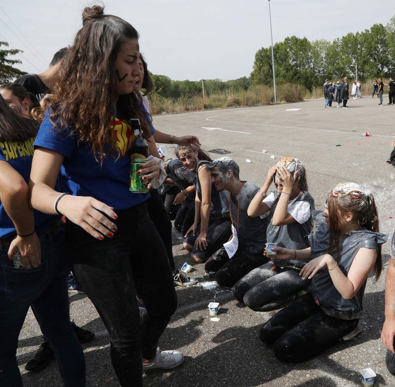 Alumnos de todas las titulaciones se han concentrado en el entorno del recinto universitario desde por la mañana para celebrar la fiesta de los novatos