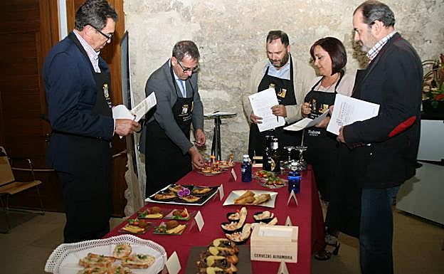 Los miembros del jurado se disponen a evaluar las tapas del concurso, ayer en Cuéllar. 