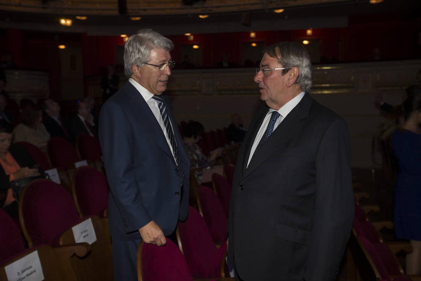 El presidente del Atlético de Madrid, Enrique Cerezo (izq.), y Alejandro Echevarría, presidente de Mediaset España (dcha.)