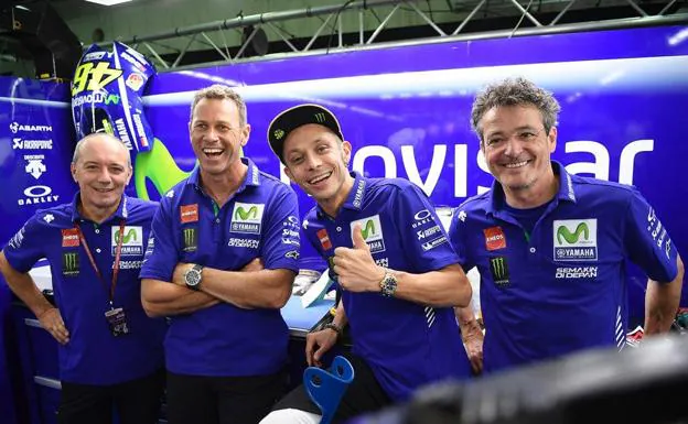 Rossi, sonriente con su equipo. 