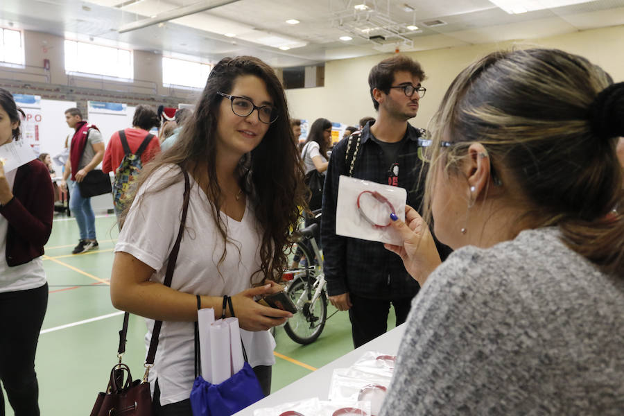 El polideportivo Miguel de Unamuno acogió el acto que tributa la Usal a sus nuevos alumnos