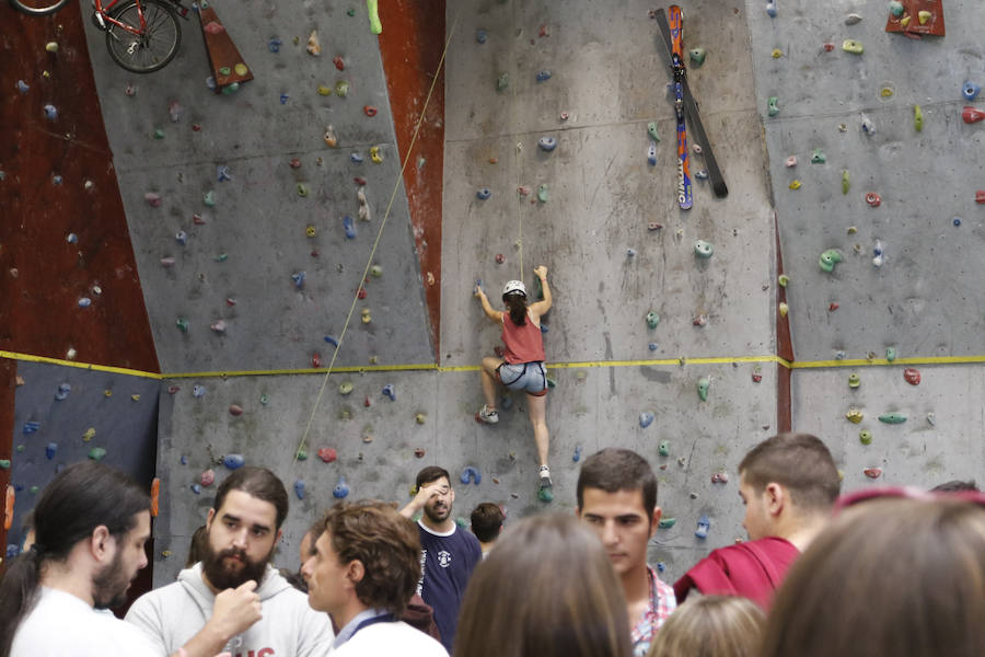 El polideportivo Miguel de Unamuno acogió el acto que tributa la Usal a sus nuevos alumnos