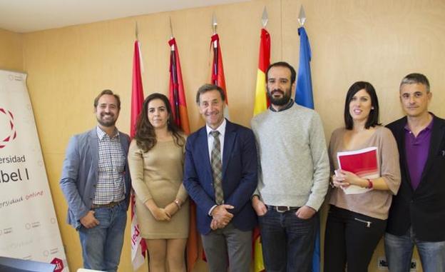 El rector de la Universidad, tercero por la izquierda, durante su encuentro con representantes de AJE.