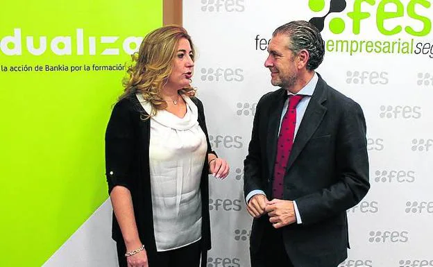 Lola Peñas, de Bankia, con el presidente de la Fes. 