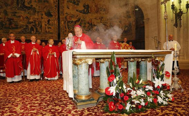 El obispo preside la misa de San Antolín. Detrás, los canónigos.