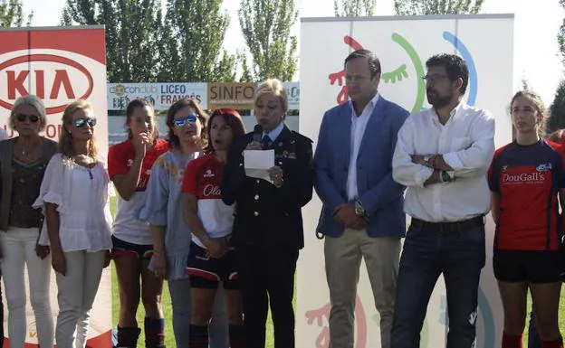 La jefa de la policía nacional de Valladolid, Julia Gonzálezlee el manifiesto del VI Torneo de Rugby contra la violencia de género
