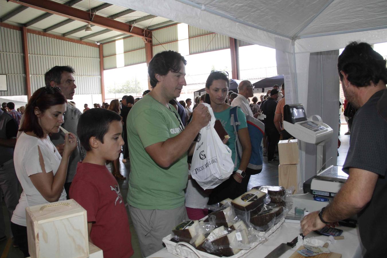 Sardón celebra su X Feria del Queso